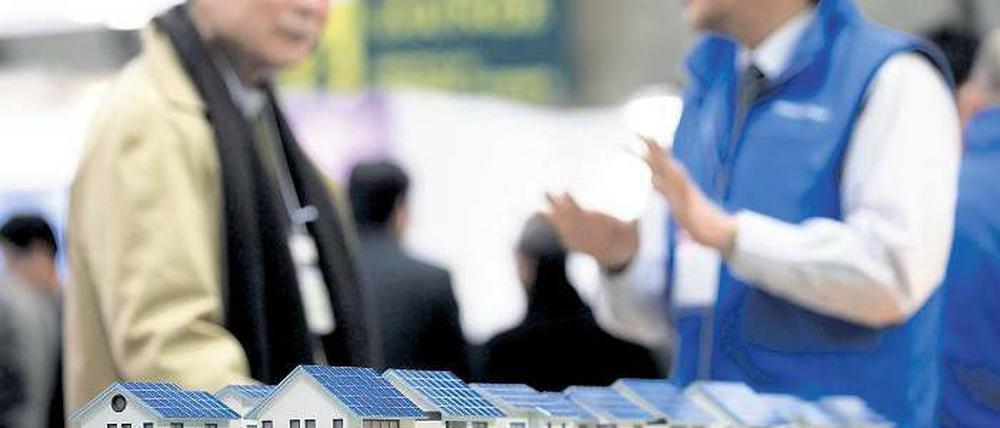 Rauf aufs Dach. Immer mehr Japaner begeistern sich – hier auf einer Messe in Tokyo – für Strom aus Sonnenenergie. Foto: dpa