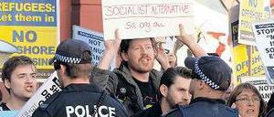 Ein bisschen Widerstand. Wenige Australier protestierten gegen die Regelung. Foto: AFP