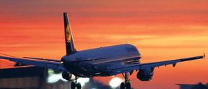 Laute Debatte. Die Grünen wollen das Nachtflugverbot für Tegel ausweiten, der Senat lehnt das ab. Foto: dpa