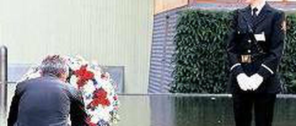 Gedenken. Der norwegische Premierminister Jens Stoltenberg legt einen Kranz neben dem Regierungsgebäude ab, auf das Breivik vor zwei Jahren einen Bombenanschlag verübte. Foto: dpa