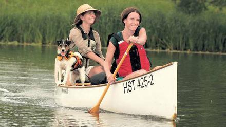 Mit Sack und Pack und Hund. So zünftig sieht das aus, wenn man im Kanu im Naturpark Unteres Odertal auf Tour geht. Naturführerin Frauke Bennet (hinten im Kanu) erklärt seltene Pflanzen und Tiere. Sogar Elche wurden schon gesichtet. Dank der Stechpaddel wird man anders als beim Kajaksport im Boot nicht nass.