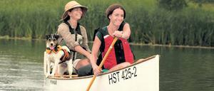 Mit Sack und Pack und Hund. So zünftig sieht das aus, wenn man im Kanu im Naturpark Unteres Odertal auf Tour geht. Naturführerin Frauke Bennet (hinten im Kanu) erklärt seltene Pflanzen und Tiere. Sogar Elche wurden schon gesichtet. Dank der Stechpaddel wird man anders als beim Kajaksport im Boot nicht nass.