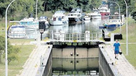 Kein Schiff kann kommen. Der Streik der Schleusenwärter führte im Juli auch an der Schleuse Diemitz zum Stau. 
