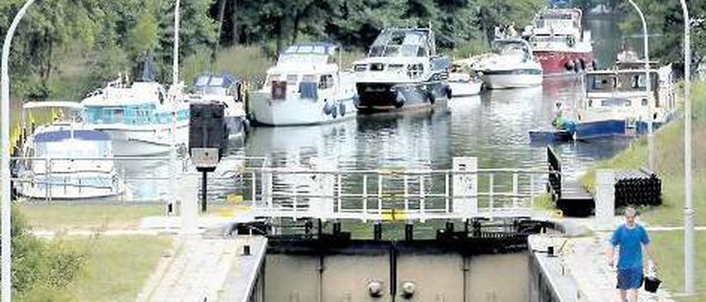 Kein Schiff kann kommen. Der Streik der Schleusenwärter führte im Juli auch an der Schleuse Diemitz zum Stau. 
