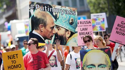 Kritik an Putins Politik auf dem Christopher Street Day in Frankfurt. 