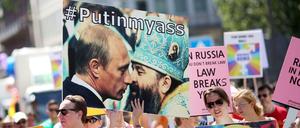 Kritik an Putins Politik auf dem Christopher Street Day in Frankfurt. 