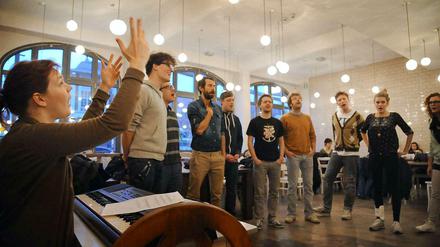 Der Berliner Kneipenchor bei der Probe in Friedrichshain.