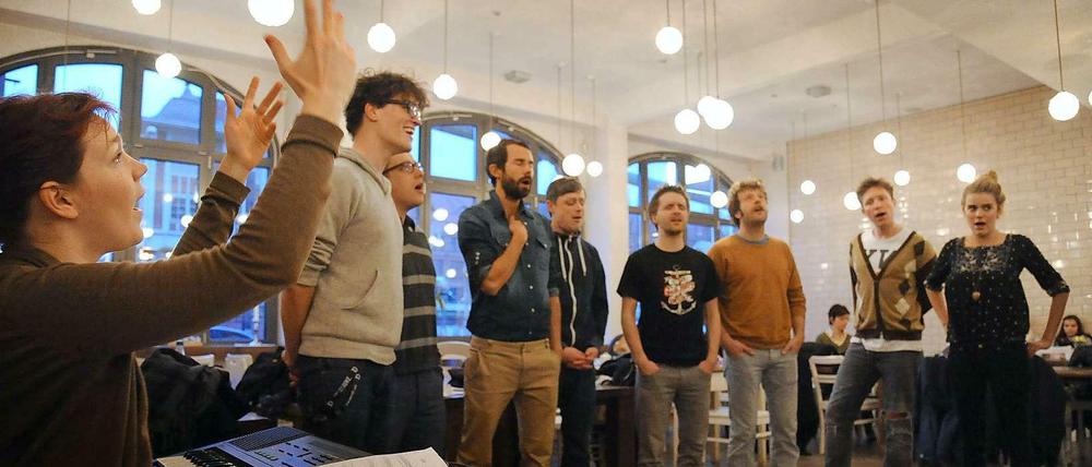 Der Berliner Kneipenchor bei der Probe in Friedrichshain.