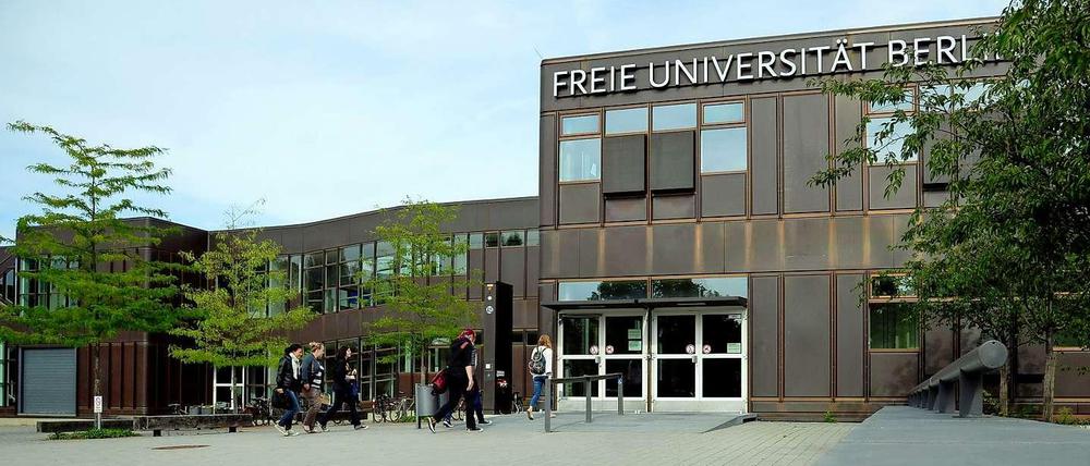 Studierende vor der Rostlaube der Freien Universität.