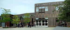 Studierende vor der Rostlaube der Freien Universität.