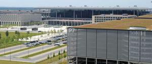 Von außen sehen die Flughafengebäude schon fertig aus, aber am sogenannten Nordpier wird noch gebaut.