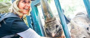 FÜR DAS LEBEN. Gaby Bryan, 55, aus Adelaide in Australien füttert hier zwei Nashorndamen im Zoo. Die schwer kranke Frau will mit ihrer Zootour quer durch Deutschland, die sie vergangene Woche auch nach Berlin führte, auf die bedrohte Lage der Nashörner in der Wildnis hinweisen und Geld für Projekte gegen die Wilderei sammeln.