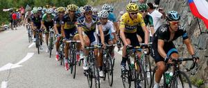 Tour de Force: Das Peloton bei der 18. Etappe zwischen Gap and Alpe d'Huez, France.