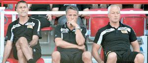 Ohne Worte. Unions Trainer Uwe Neuhaus (Mitte), Torwart-Trainer Holger Bahra (links) und Co-Trainer André Hofschneider verfolgen den schwachen Saisonstart des Berliner Zweitligisten.