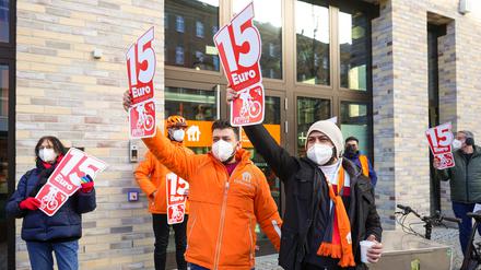 Im Januar demonstrierten Lieferando-Kuriere vor der Zentrale des Mutterkonzerns Just Eat Takeaway in Kreuzberg für bessere Arbeitsbedingungen.