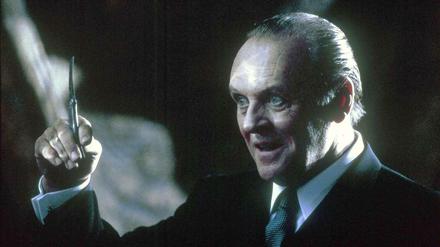 Hannibal Lecter mit einem Skalpell in der Hand.