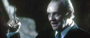 Hannibal Lecter mit einem Skalpell in der Hand.