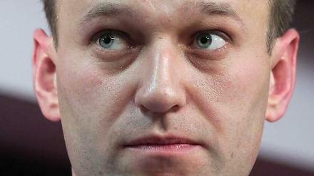 Nachdem der russische Blogger und Korruptionsbekämpfer Alexej Nawalny am Donnerstag mit Handschellen aus dem Gerichtssaal abgeführt wurde, ist er nun vorerst auf freiem Fuß.