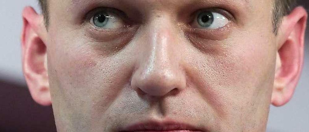 Nachdem der russische Blogger und Korruptionsbekämpfer Alexej Nawalny am Donnerstag mit Handschellen aus dem Gerichtssaal abgeführt wurde, ist er nun vorerst auf freiem Fuß.