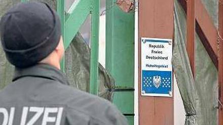 Schildbürger. Als "Republik Freies Deutschland" kennzeichnete der mutmaßliche "Reichsbürger" Daniel S. sein Gelände in Berlin-Neukölln, das von der Polizei zuletzt Anfang 2013 durchsucht wurde.