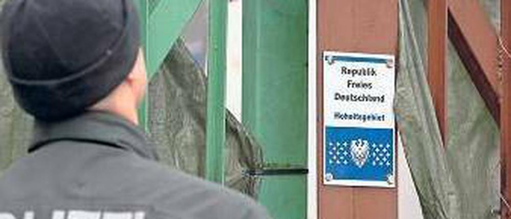 Schildbürger. Als "Republik Freies Deutschland" kennzeichnete der mutmaßliche "Reichsbürger" Daniel S. sein Gelände in Berlin-Neukölln, das von der Polizei zuletzt Anfang 2013 durchsucht wurde.