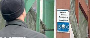 Schildbürger. Als "Republik Freies Deutschland" kennzeichnete der mutmaßliche "Reichsbürger" Daniel S. sein Gelände in Berlin-Neukölln, das von der Polizei zuletzt Anfang 2013 durchsucht wurde.
