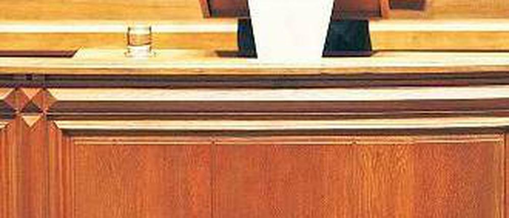 Gespaltene Koalition. Ministerpräsident Pedro Passos Coelho (M.) und seine Kabinettsmitglieder streiten über Kürzungen. Foto: dpa