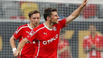 Stefan Reisinger feiert sein Siegtor für Düsseldorf.