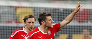 Stefan Reisinger feiert sein Siegtor für Düsseldorf.