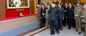 Der nordkoreanische Diktator Kim Jong Un (vorne, blauer Anzug) verhält sich seit einigen Wochen erstaunlich still.