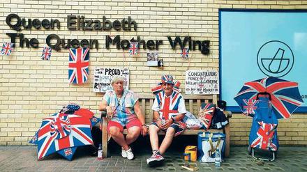 Ein Ehepaar gegenüber vom Lindo Wing des St Mary’s Hospitals, wo Kate erwartet wird. 