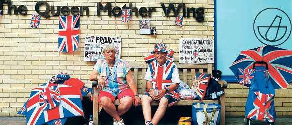 Ein Ehepaar gegenüber vom Lindo Wing des St Mary’s Hospitals, wo Kate erwartet wird. 