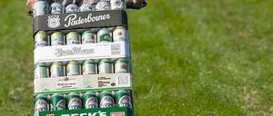 Mann zieht Karren mit Bierdosen