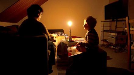 Bei Kerzenlicht: Erst wird gemahnt, dann wird gedroht. Wer auch dann seine Stromschulden nicht bezahlt, sitzt im Dunklen.