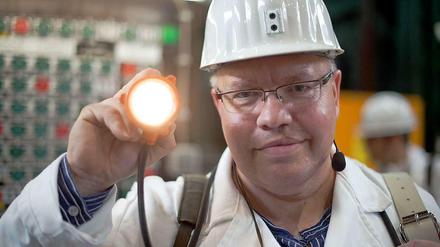 Im Notfall mit der Taschenlampe: Umweltminister Peter Altmaier zeigt, wie es geht.