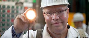 Im Notfall mit der Taschenlampe: Umweltminister Peter Altmaier zeigt, wie es geht.