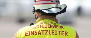 Im Ernstfall gefährlich: Die Einsatzleiter von Berliner Feuerwehr und Flughafenfeuerwehr konnten sich bei der Notfallübung am 13.7. nicht absprechen.