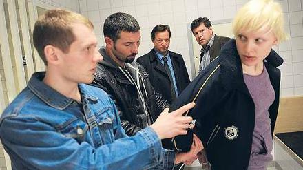 Die Beamten der Polizeiinspektion 25, schwer verdächtigt von Hauptkommissar Hanns von Meuffels (Matthias Brandt, Mitte).