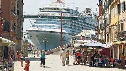Wenn die Kreuzfahrtschiffe dreimal tuten: Venedig im Griff des Tourismus. Foto: SWR