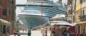 Wenn die Kreuzfahrtschiffe dreimal tuten: Venedig im Griff des Tourismus. Foto: SWR