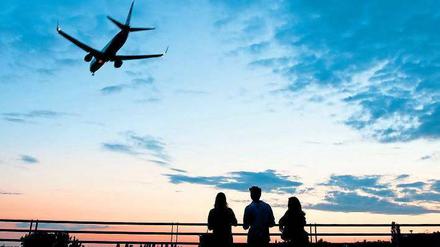 Mit Ach und Krach. Spätestens sechs Monate nach Inbetriebnahme des BER soll der Flughafen Tegel geschlossen sein. Das sieht die Genehmigung des neuen Airports vor. Die Jugendlichen, die hier auf dem Parkhaus „Der Clou“ am Kurt-Schumacher-Platz stehen, müssen sich dann einen neuen Ort zum Staunen suchen.