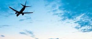 Mit Ach und Krach. Spätestens sechs Monate nach Inbetriebnahme des BER soll der Flughafen Tegel geschlossen sein. Das sieht die Genehmigung des neuen Airports vor. Die Jugendlichen, die hier auf dem Parkhaus „Der Clou“ am Kurt-Schumacher-Platz stehen, müssen sich dann einen neuen Ort zum Staunen suchen.