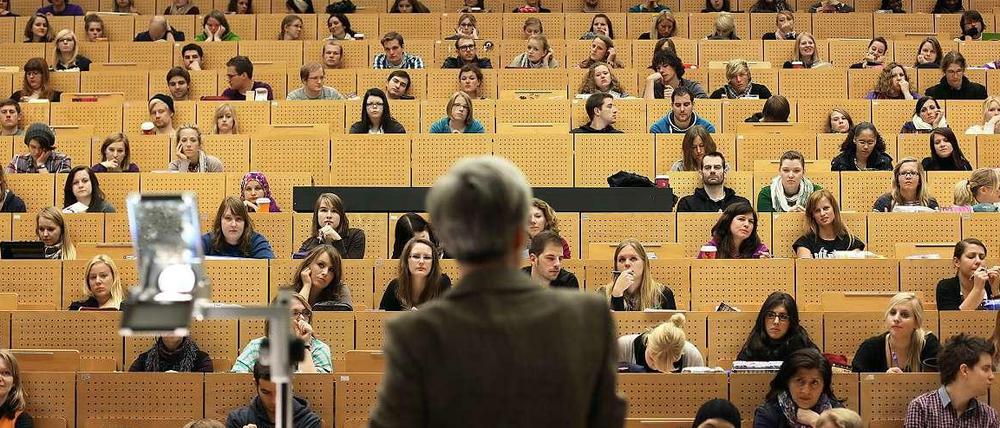 Die Ehre der Lehre. Vorlesung in einem Hörsaal der Uni Bochum.