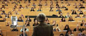 Die Ehre der Lehre. Vorlesung in einem Hörsaal der Uni Bochum.