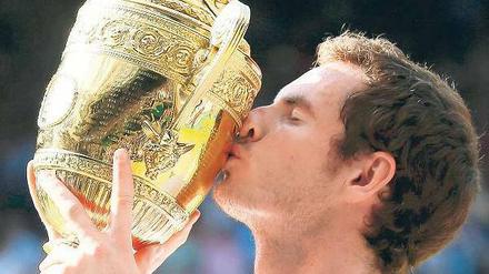 Erster britischer Kuss nach 77 Jahren. Zum ersten Mal seit Fred Perry 1936 darf wieder ein Einheimischer der Wimbledontrophäe näherkommen. Foto: Reuters