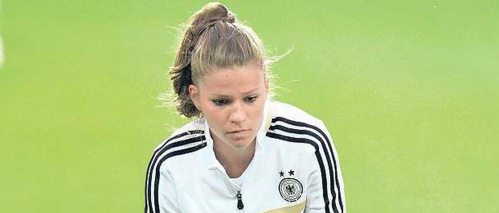 Dehnen für Deutschland. Melanie Leupolz überzeugte gegen Island. 