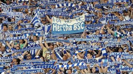 Die Anhänger aus der Fankurve von Hertha BSC lassen sich nicht für eine Begegnung mit dem RB Leipzig begeistern.