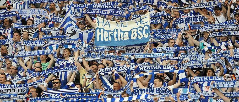Die Anhänger aus der Fankurve von Hertha BSC lassen sich nicht für eine Begegnung mit dem RB Leipzig begeistern.