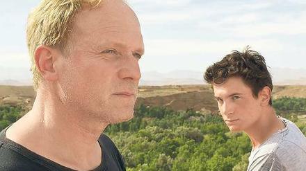 Ulrich Tukur und Samuel Schneider als Vater und Sohn in "Exit Marrakech". 