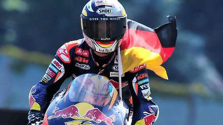 Gewonnen zuhause. Sandro Cortese nach seiner Triumphfahrt auf dem Sachsenring.